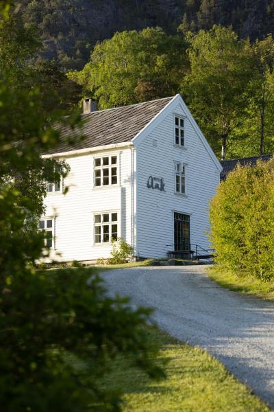 På bilden syns objektet Hotel Aak som ligger i staden Åndalsnes.