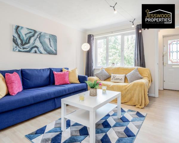 Foto 4: Spacious 3BR, 3BA House by Jesswood Properties Short Lets For Contractors, With Free Parking Near M1 & Luton Airport