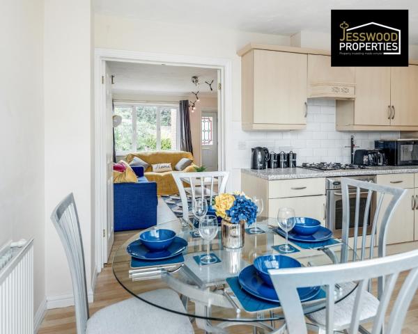 Foto 8: Spacious 3BR, 3BA House by Jesswood Properties Short Lets For Contractors, With Free Parking Near M1 & Luton Airport