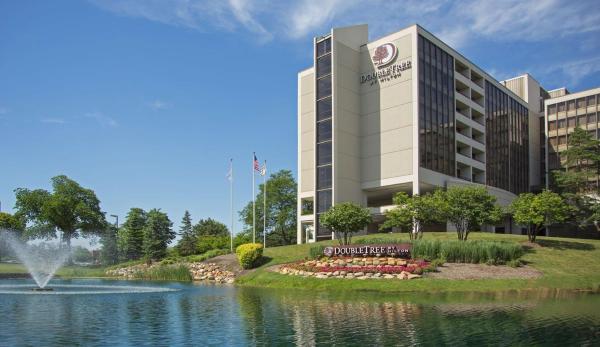A la foto es mostra l'objecte DoubleTree by Hilton Chicago - Oak Brook situat a la ciutat de Hillside.