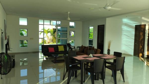 The photo shows the Condominio Villa Esperanza located in the city of Guayacana.
