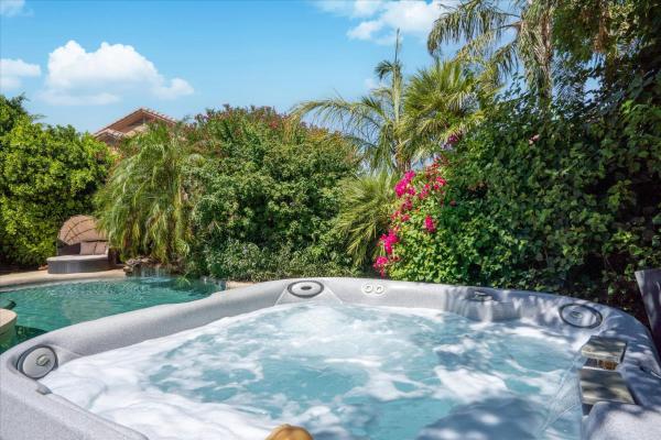 写真にはフェニックス市にあるScottsdale Escape - Pool, Spa, Firepit, & Pool Tableが写っています。