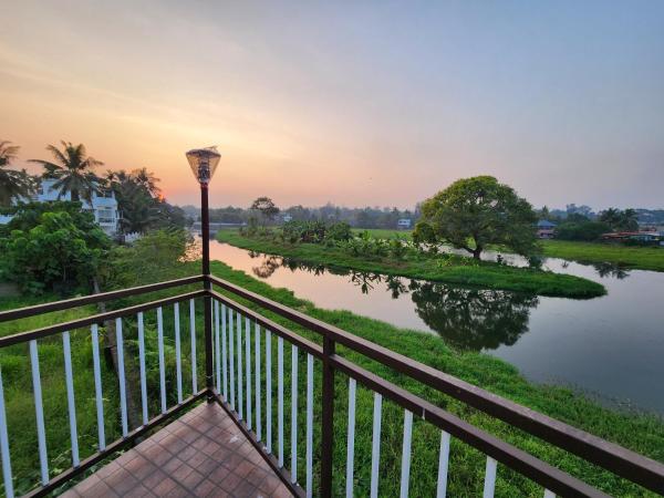 Na zdjęciu widoczny jest obiekt Riverscape Tranquil Serviced Apartments położony w mieście Elūr.