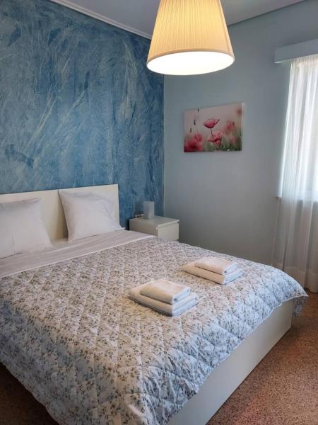 A la foto es mostra l'objecte OIKIKA B10 situat a la ciutat de Artemida.