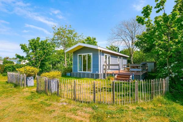 På billedet ses objektet Chalet Riviéra - Camping De Watersnip Sint Maartenszee beliggende i byen Petten.