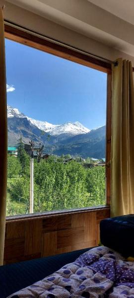 A la foto es mostra l'objecte Ehsaas - Cafe & Boutique Stay by Ostellomanali situat a la ciutat de Manāli.