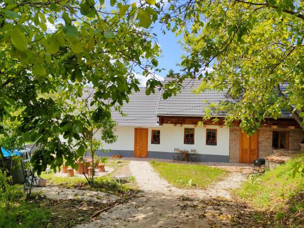 A la foto es mostra l'objecte Három Dió Vendégház situat a la ciutat de Tab.