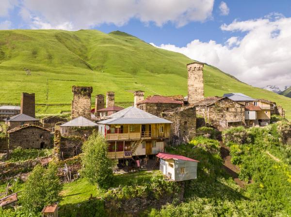 A la foto es mostra l'objecte GuestHouse NaSHGOBI situat a la ciutat de Ushguli.