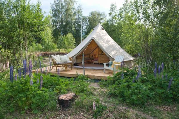 Στη φωτογραφία φαίνεται το αντικείμενο Fristad Glamping Tent Vitsand που βρίσκεται στην πόλη Gunsjögården.