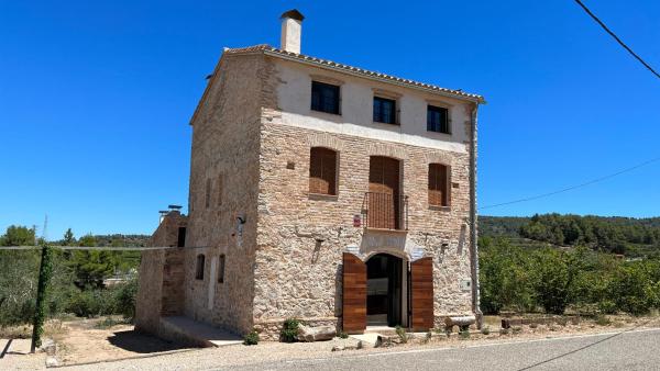 A la foto es mostra l'objecte la Creveta situat a la ciutat de Tivissa.