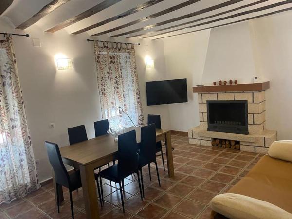 På billedet ses objektet Agradable casa con chimenea interior y barbacoa. beliggende i byen Villalpardo.