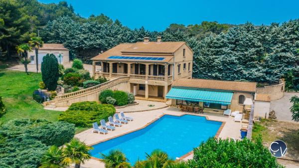 På billedet ses objektet Superbe Villa avec Piscine et vue sur le Village beliggende i byen Vénéjan.