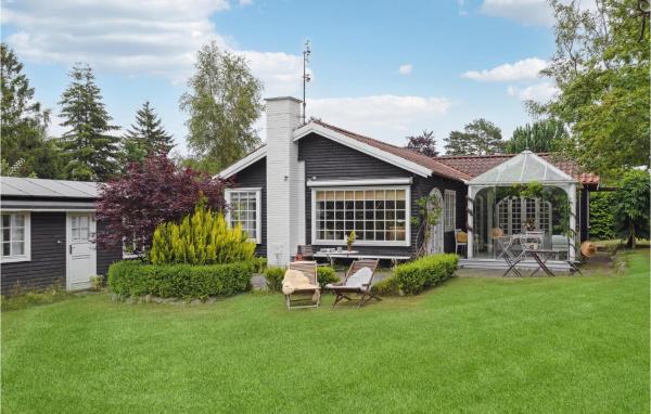 A la foto es mostra l'objecte Gorgeous Home In Hornbæk With Kitchen situat a la ciutat de Hornbæk.