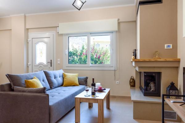 På billedet ses objektet Afroditi's Delux apartment beliggende i byen Monemvasia.