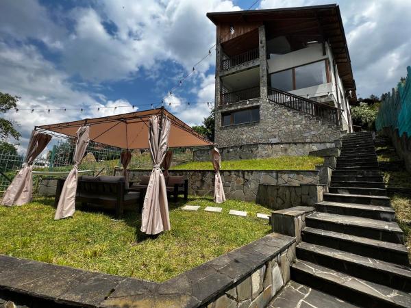 Na zdjęciu widoczny jest obiekt Infinity Villa położony w mieście Buşteni.