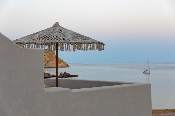 A la foto es mostra l'objecte Anafi Drops Mare situat a la ciutat de Anafi.