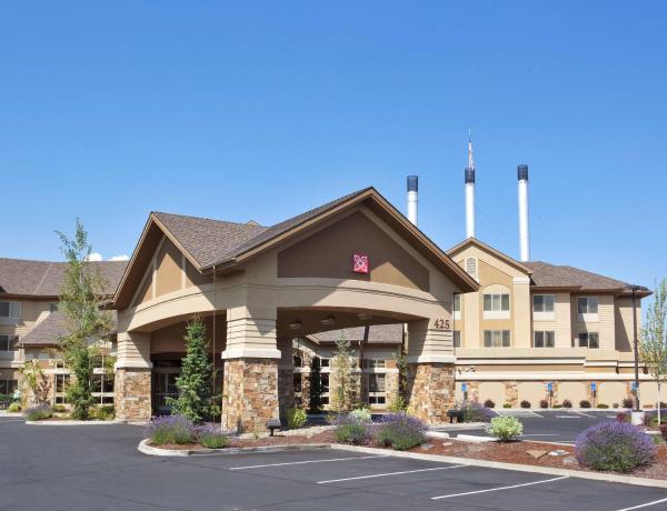 Na zdjęciu widoczny jest obiekt Hilton Garden Inn Bend położony w mieście Bend.