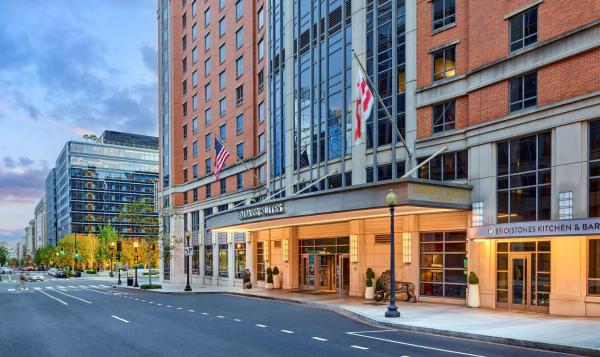 A la foto es mostra l'objecte Embassy Suites by Hilton Washington DC Convention Center situat a la ciutat de Washington.