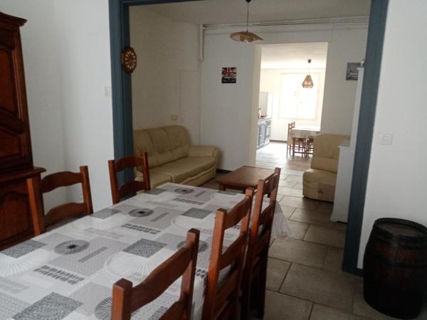 写真にはフェカン市にあるLES PIEDS DANS L'EAUが写っています。