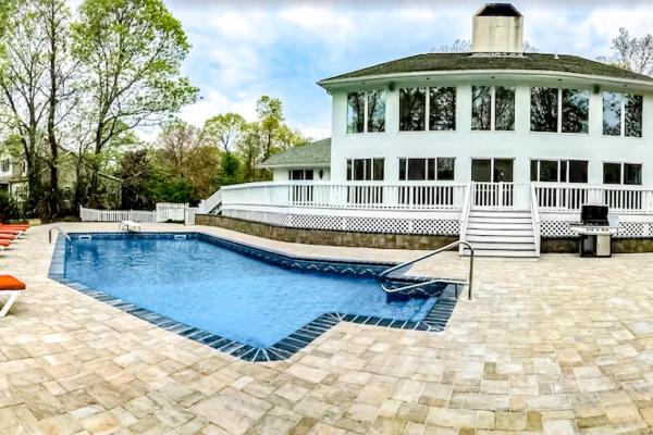 Na zdjęciu widoczny jest obiekt Tranquil Bays Estate położony w mieście Hampton Bays.