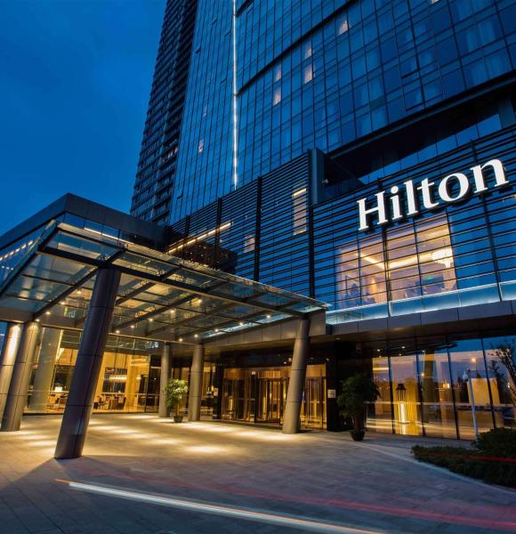 A la foto es mostra l'objecte Hilton Wuhan Yangtze Riverside situat a la ciutat de Hanyang.