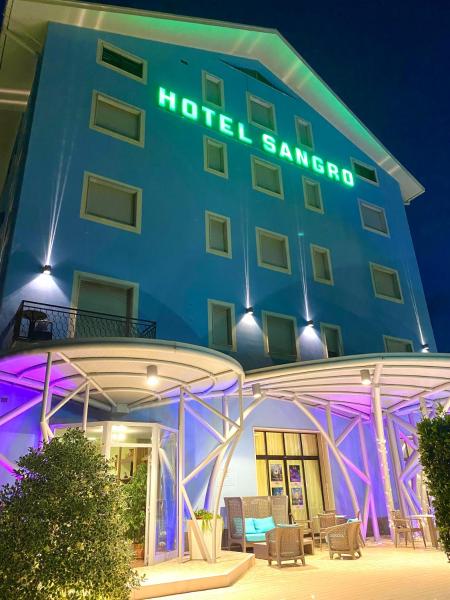 Na zdjęciu widoczny jest obiekt Hotel Sangro położony w mieście Mozzagrogna.