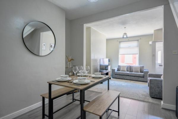 Stay with Alexandra - Free Parking - Free Wifi Superb Location, Liverpool