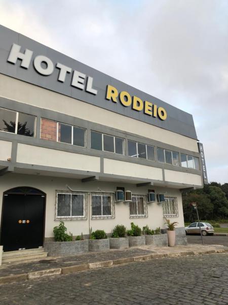 Na zdjęciu widoczny jest obiekt Hotel Rodeio położony w mieście Lages.