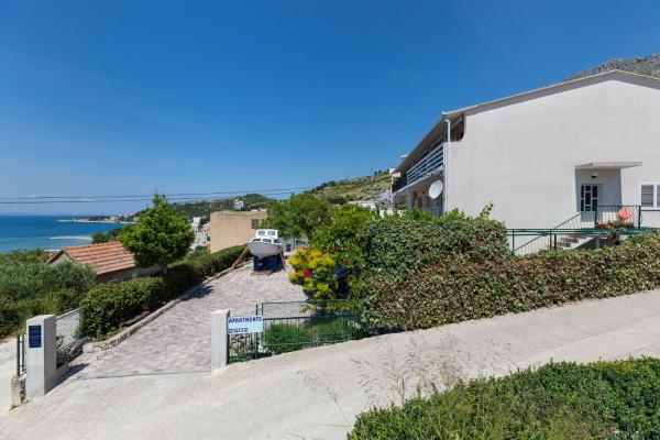 På billedet ses objektet Apartments by the sea Duce, Omis - 13694 beliggende i byen Omiš.