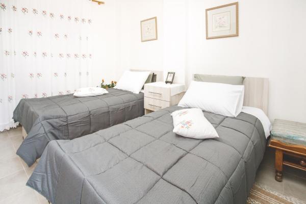 A la foto es mostra l'objecte Froso's Home situat a la ciutat de Zaros.