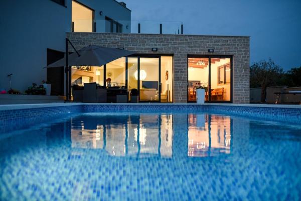 Na zdjęciu widoczny jest obiekt Villa EmMa położony w mieście Cukrići.