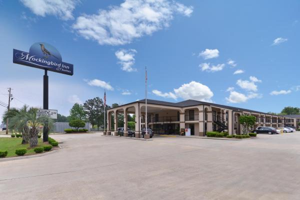 A la foto es mostra l'objecte Mockingbird Inn & Suites situat a la ciutat de Monroeville.