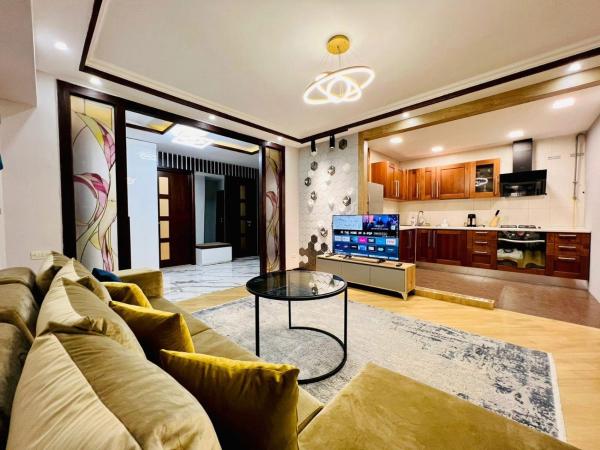 City Center Cozy 3Bedroom Apartment with Unique Design and Hot Tub , 2Bathroom, Middle of Center, By Republic Square, Ereván