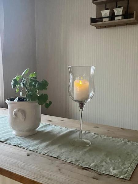 Na zdjęciu widoczny jest obiekt Koselig gammelt hus på gård położony w mieście Folkestad.