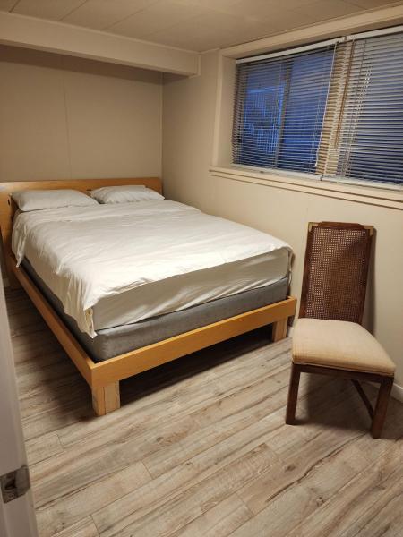 На фото показан объект Economical Homestay, расположенный в городе Бернаби.
