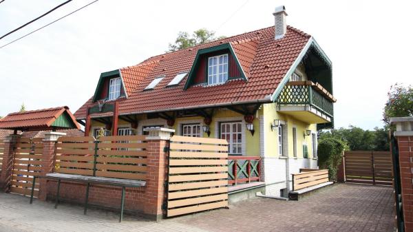 Na zdjęciu widoczny jest obiekt Aranyhaj Apartman położony w mieście Téglás.
