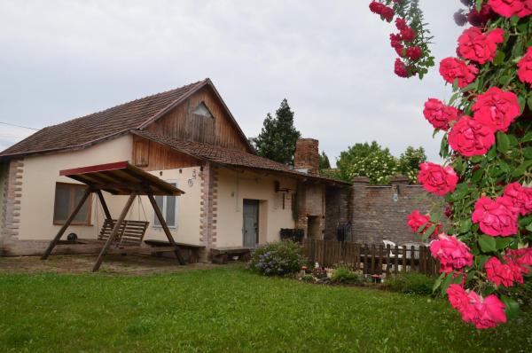 Na fotografii je vidět objekt Alföldi Vendégház nacházející se ve městě Mártély.