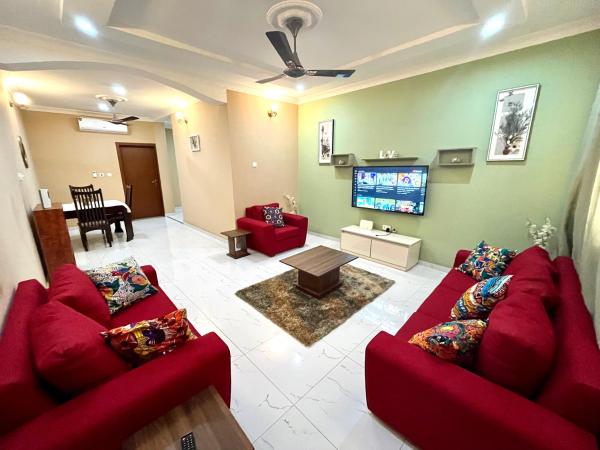 照片显示了位于Oyibi市的Hidden Gem In Oyibi New 2 Luxury Bedroom Apartment物件。