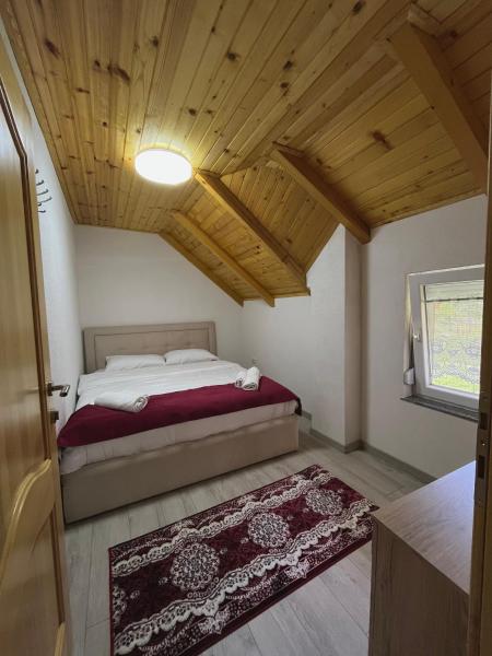 写真にはÇerem市にあるGuesthouse Gezim Selimajが写っています。