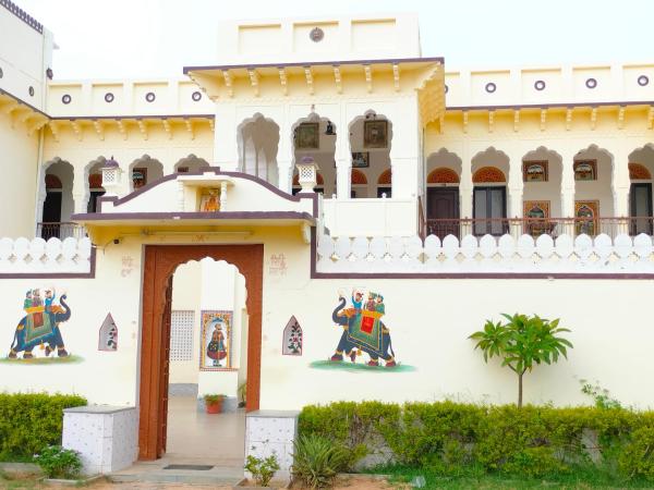 The photo shows the Hotel Mandawa Palace And Restaurent located in the city of Fatehpur.