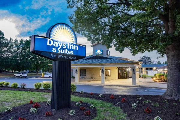 Nella foto è visibile l'oggetto Days Inn & Suites by Wyndham Colonial situato nella città di Williamsburg.