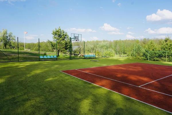 写真にはVievis市にあるForest springs. Family vacation tennis beach saunaが写っています。