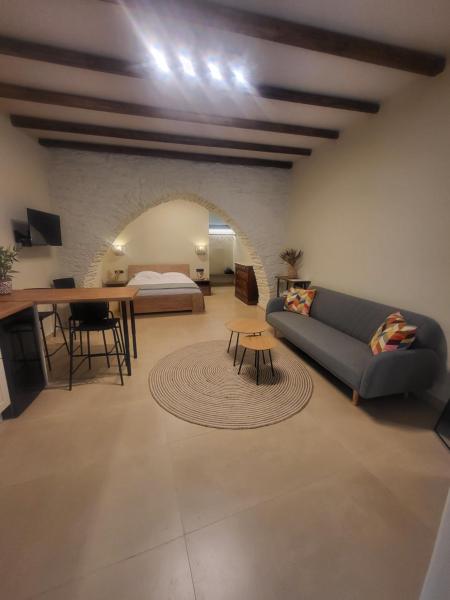 A la foto es mostra l'objecte Coucou Boutique Studio situat a la ciutat de Ios Chora.