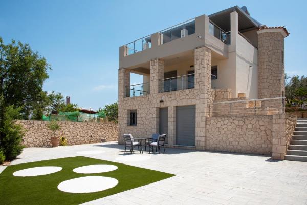 Na zdjęciu widoczny jest obiekt Aegina Divine View położony w mieście Vathí.