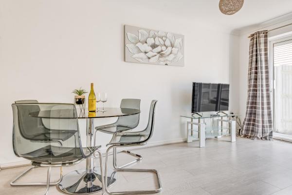 A la foto es mostra l'objecte Large 4 bed with free parking close to town centre fast WiFi and crisp hotel standard linen hosted by Our Home Short Stays situat a la ciutat de Elstow.