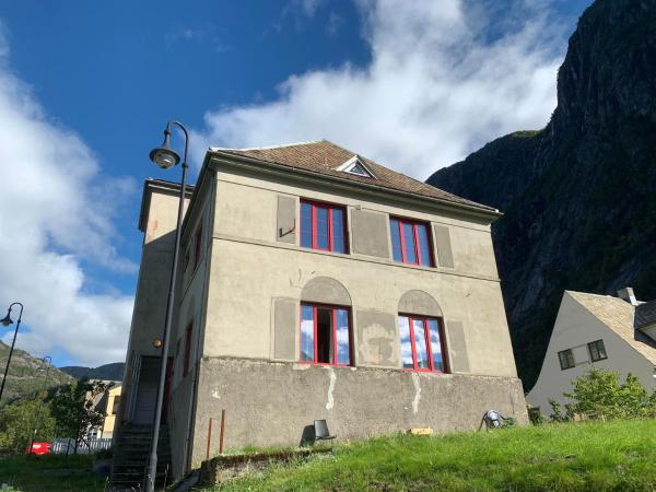 På billedet ses objektet Fjordshelter dorm beliggende i byen Tveit.