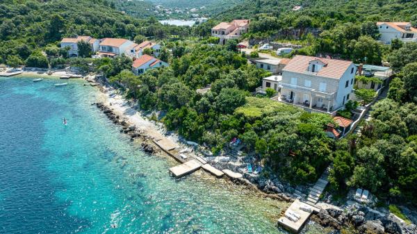 A la foto es mostra l'objecte Apartments by the sea Tri Zala, Korcula - 9237 situat a la ciutat de Korčula.