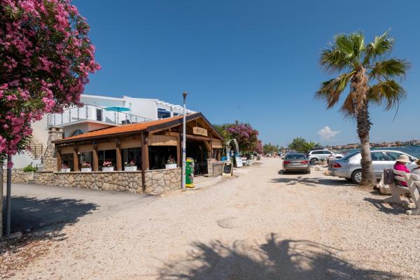 A la foto es mostra l'objecte Apartments by the sea Vir - 21401 situat a la ciutat de Vir.