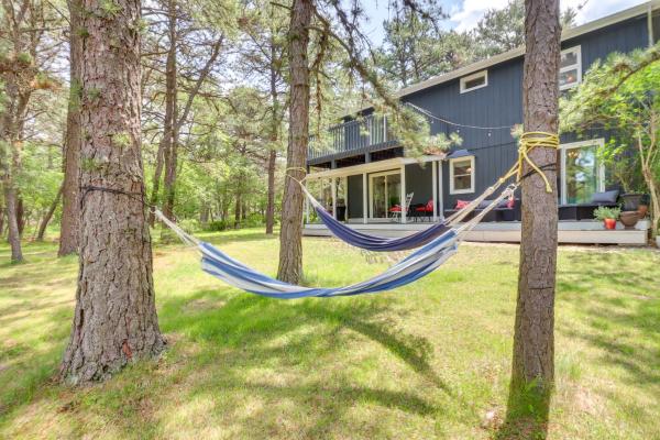 A la foto es mostra l'objecte Fire Pit, Kayaks and Hammocks Long Pond Home! situat a la ciutat de Long Pond.
