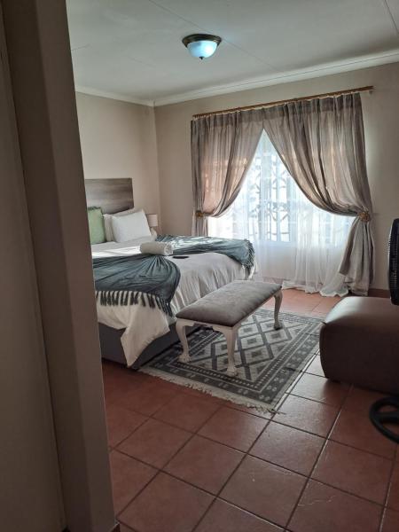 A la foto es mostra l'objecte Courtlyguesthouse situat a la ciutat de Witbank.